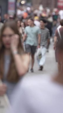 KYIV, UKRAINE 1 Eylül 2024: Bir şehir caddesindeki kalabalığın dikey videosu