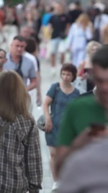 KYIV, UKRAINE 1 Eylül 2024: Bir şehir caddesindeki kalabalığın dikey videosu