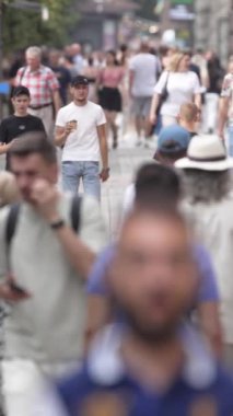 KYIV, UKRAINE 1 Eylül 2024: Bir şehir caddesindeki kalabalığın dikey videosu