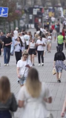 KYIV, UKRAINE 1 Eylül 2024: Bir şehir caddesindeki kalabalığın dikey videosu
