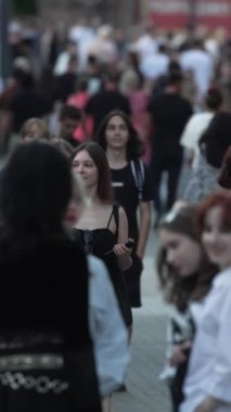 KYIV, UKRAINE 1 Eylül 2024: Bir şehir caddesindeki kalabalığın dikey videosu