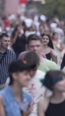 KYIV, UKRAINE 1 Eylül 2024: Bir şehir caddesindeki kalabalığın dikey videosu