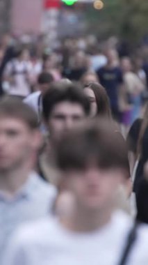 KYIV, UKRAINE 1 Eylül 2024: Bir şehir caddesindeki kalabalığın dikey videosu