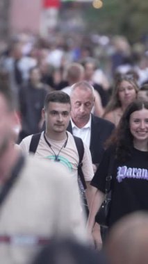 KYIV, UKRAINE 1 Eylül 2024: Bir şehir caddesindeki kalabalığın dikey videosu