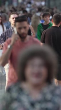 KYIV, UKRAINE 1 Eylül 2024: Bir şehir caddesindeki kalabalığın dikey videosu