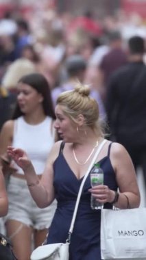 KYIV, UKRAINE 1 Eylül 2024: Bir şehir caddesindeki kalabalığın dikey videosu