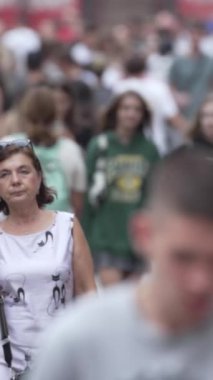 KYIV, UKRAINE 1 Eylül 2024: Bir şehir caddesindeki kalabalığın dikey videosu