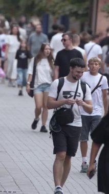 KYIV, UKRAINE 1 Eylül 2024: Bir şehir caddesindeki kalabalığın dikey videosu