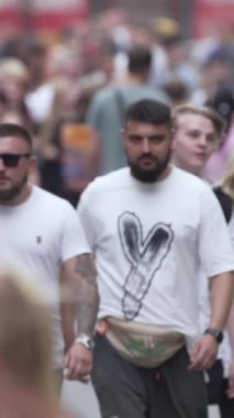 KYIV, UKRAINE 1 Eylül 2024: Bir şehir caddesindeki kalabalığın dikey videosu