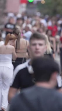 KYIV, UKRAINE 1 Eylül 2024: Bir şehir caddesindeki kalabalığın dikey videosu