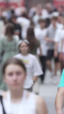 KYIV, UKRAINE 1 Eylül 2024: Bir şehir caddesindeki kalabalığın dikey videosu
