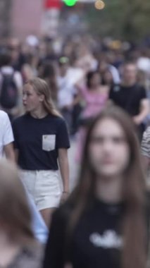 KYIV, UKRAINE 1 Eylül 2024: Bir şehir caddesindeki kalabalığın dikey videosu