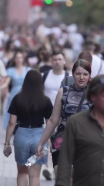 KYIV, UKRAINE 1 Eylül 2024: Bir şehir caddesindeki kalabalığın dikey videosu