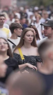 KYIV, UKRAINE 1 Eylül 2024: Yürüyen kalabalığın dikey videosu