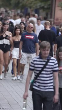 KYIV, UKRAINE 1 Eylül 2024: Yürüyen kalabalığın dikey videosu