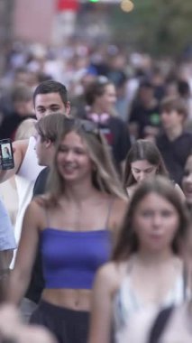 KYIV, UKRAINE 1 Eylül 2024: Yürüyen kalabalığın dikey videosu