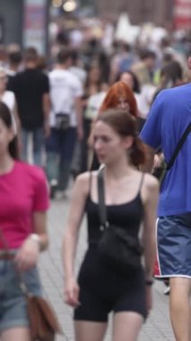 KYIV, UKRAINE 1 Eylül 2024: Yürüyen kalabalığın dikey videosu