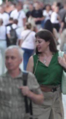 KYIV, UKRAINE 1 Eylül 2024: Yürüyen kalabalığın dikey videosu