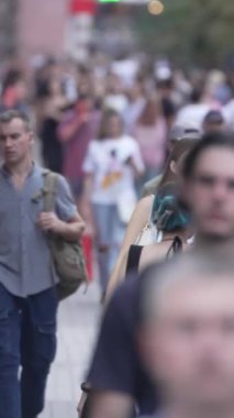 KYIV, UKRAINE 1 Eylül 2024: Yürüyen kalabalığın dikey videosu