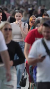 KYIV, UKRAINE 1 Eylül 2024: Yürüyen kalabalığın dikey videosu