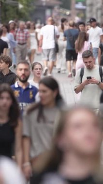 KYIV, UKRAINE 1 Eylül 2024: Yürüyen kalabalığın dikey videosu