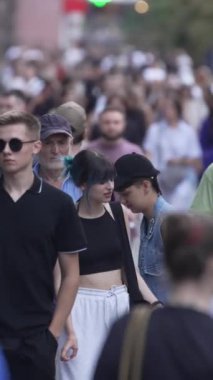 KYIV, UKRAINE 1 Eylül 2024: Yürüyen kalabalığın dikey videosu