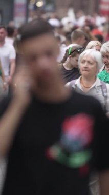 KYIV, UKRAINE 1 Eylül 2024: Yürüyen kalabalığın dikey videosu