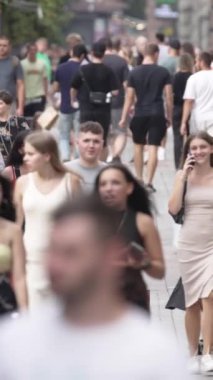 KYIV, UKRAINE 1 Eylül 2024: Yürüyen kalabalığın dikey videosu