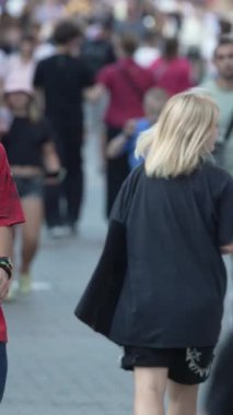 KYIV, UKRAINE 1 Eylül 2024: Yürüyen kalabalığın dikey videosu