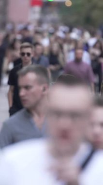 KYIV, UKRAINE 1 Eylül 2024: Yürüyen kalabalığın dikey videosu