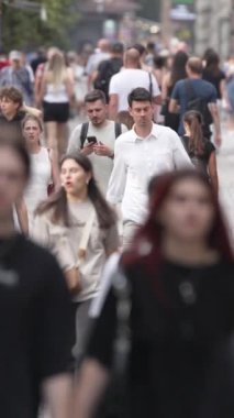 KYIV, UKRAINE 1 Eylül 2024: Yürüyen kalabalığın dikey videosu