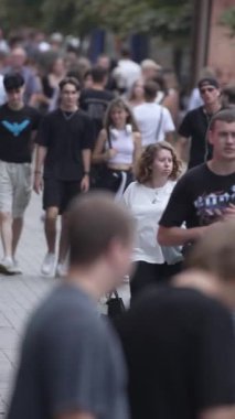 KYIV, UKRAINE 1 Eylül 2024: Yürüyen kalabalığın dikey videosu