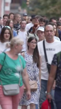 KYIV, UKRAINE 1 Eylül 2024: Yürüyen kalabalığın dikey videosu