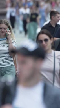 KYIV, UKRAINE 1 Eylül 2024: Kalabalık bir caddenin dikey videosu