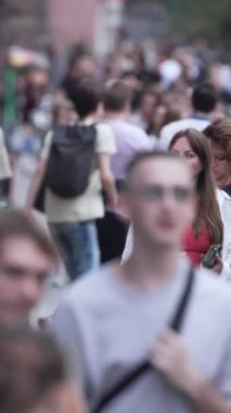 KYIV, UKRAINE 1 Eylül 2024: Kalabalık bir caddenin dikey videosu