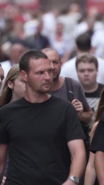 KYIV, UKRAINE 1 Eylül 2024: Kalabalık bir caddenin dikey videosu