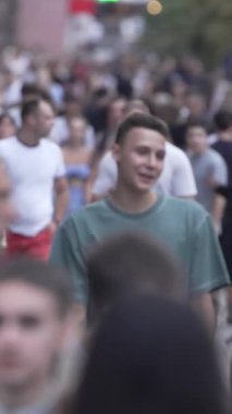 KYIV, UKRAINE 1 Eylül 2024: Kalabalık bir caddenin dikey videosu