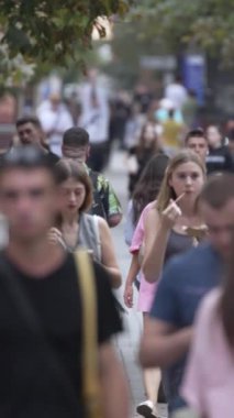 KYIV, UKRAINE 1 Eylül 2024: Kalabalık bir caddenin dikey videosu