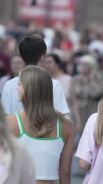 KYIV, UKRAINE 1 Eylül 2024: Kalabalık bir caddenin dikey videosu