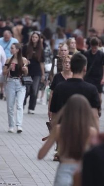 KYIV, UKRAINE 1 Eylül 2024: Kalabalık bir caddenin dikey videosu
