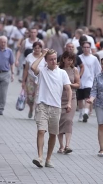 KYIV, UKRAINE 1 Eylül 2024: Kalabalık bir caddenin dikey videosu
