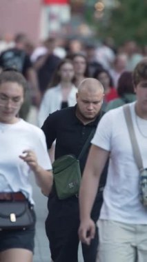 KYIV, UKRAINE 1 Eylül 2024: Kalabalık bir caddenin dikey videosu