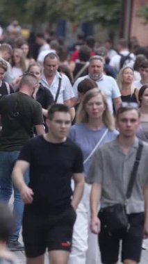 KYIV, UKRAINE 1 Eylül 2024: Kalabalık bir caddenin dikey videosu