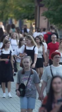 KYIV, UKRAINE 1 Eylül 2024: Kalabalık bir caddenin dikey videosu