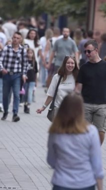KYIV, UKRAINE 1 Eylül 2024: Kalabalık bir caddenin dikey videosu