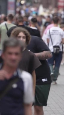 KYIV, UKRAINE 1 Eylül 2024: Kalabalık bir caddenin dikey videosu
