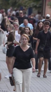 KYIV, UKRAINE 1 Eylül 2024: Kalabalık bir caddenin dikey videosu
