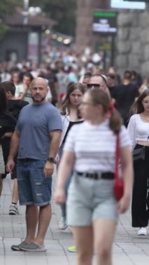 KYIV, UKRAINE 1 Eylül 2024: Kalabalık bir caddenin dikey videosu