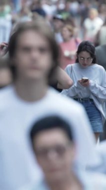 KYIV, UKRAINE SEPTEMBER 1, 2024: Bir şehir caddesinde yavaş çekim bir kalabalığın dikey videosu.