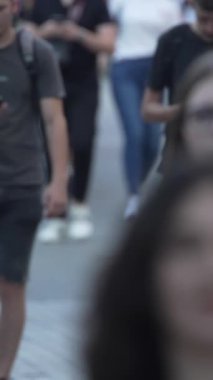 KYIV, UKRAINE SEPTEMBER 1, 2024: Bir şehir caddesinde yavaş çekim bir kalabalığın dikey videosu.